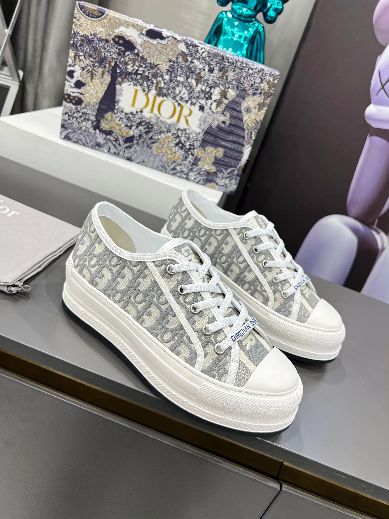 👟👟Ex-factory price 520👟👟Dior【Dior】This Walk'n'Dior thick-soled sneaker is a fashionable item that enhances the style of the series. The latest spring show model, the same thick-soled shoes from major stars, super versatile, 1:1 replica of the original, white canvas upper, with comfortable thick sole, tongue and Christian Dior 👟👟factory price aris logo shoelaces. The EVA sole is embellished with Christian Dior's lucky star symbol, adding a chic edge to any casual look. Code number: 35-41